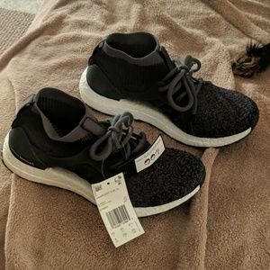 Ultraboost shoes  no box resale. too small for me